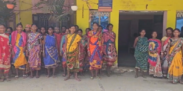 ମଦ ବନ୍ଦ ପାଇଁ ଅଣ୍ଟା ଭିଡ଼ିଲେ ତିନି ଖଣ୍ଡ ଗାଁ ର ମହିଳା