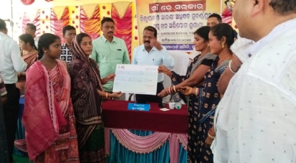 ସୁବର୍ଣ୍ଣପୁର ଜିଲ୍ଲାର ଡୁଙ୍ଗୁରିପାଲି ବ୍ଲକ ସ୍ତରୀୟ ଜିଲ୍ଲାପାଳ ଓ ଆରକ୍ଷୀ ଅଧିକ୍ଷକଙ୍କ ଯୁଗ୍ମ ଅଭିଯୋଗ ଶୁଣାଣି ଶିବିର ଡୁଙ୍ଗୁରିପାଲି ପଞ୍ଚାୟତ ସମିତି ଅନ୍ତର୍ଗତ ତମାମରା ଗ୍ରାମ ପଞ୍ଚାୟତ କାର୍ଯ୍ୟାଳୟ ସ୍ଥିତ ସମ୍ମୁଖ ପ୍ରାଙ୍ଗଣ ଠାରେ ଅନୁଷ୍ଠିତ  :* ବିଭିନ୍ନ ପ୍ରକାରର ୧୩୩(ଏକ ଶହ ତେତିଶ) ଗୋଟି ଅଭିଯୋଗ ଦରଖାସ୍ତ ଗ୍ରହଣ :