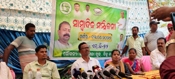 ଶିକ୍ଷକ ଅଭାବ ନେଇ ବିଦ୍ୟାଳୟ ସମ୍ମୁଖ ରେ ଛାତ୍ର ଛାତ୍ରୀ ଙ୍କ ଧାରଣା