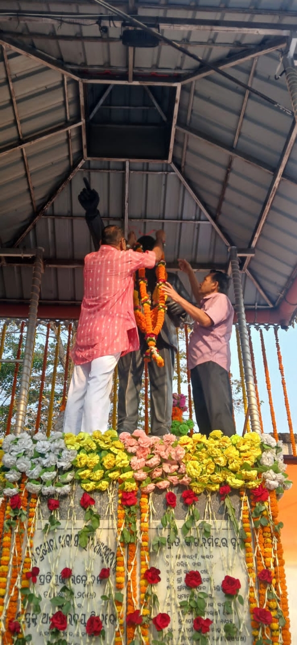 ରାଷ୍ଟ୍ରୀୟ ସ୍ଵୟଂସେବକ ସଂଘ ପକ୍ଷରୁ ବାବା ସାହେବ ଆମ୍ବେଦକର ପ୍ରତିମୂର୍ତ୍ତିରେ ମାଲ୍ୟାର୍ପଣ