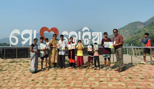 କୋଟିଆରେ ଶିଶୁ ସାହିତ୍ୟିକଙ୍କ ଦ୍ଵାରା ଓଡିଆ ଶିଶୁ ପତ୍ରିକା ବଣ୍ଟନ କୋଟିଆରେ ଶିଶୁ ସାହିତ୍ୟିକଙ୍କ ଦ୍ଵାରା ଓଡିଆ ଶିଶୁ ପତ୍ରିକା ବଣ୍ଟନ