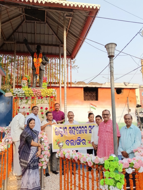 ରାଷ୍ଟ୍ରୀୟ ସ୍ଵୟଂସେବକ ସଂଘ ପକ୍ଷରୁ ବାବା ସାହେବ ଆମ୍ବେଦକର ପ୍ରତିମୂର୍ତ୍ତିରେ ମାଲ୍ୟାର୍ପଣ