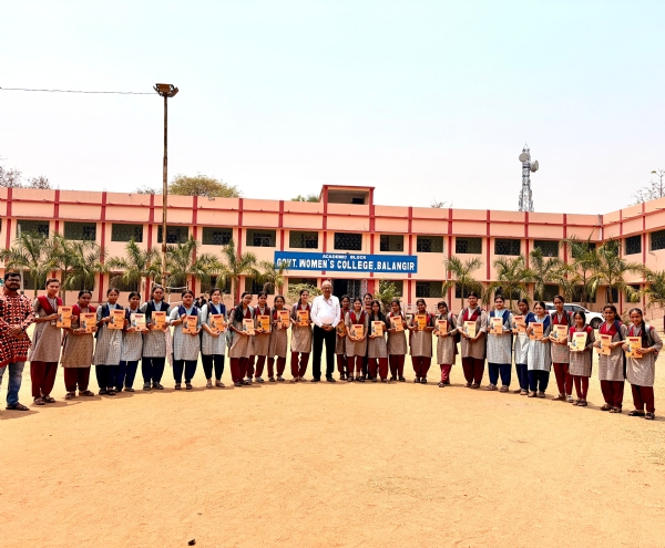 ସରକାରୀ ମହିଳା ମହାବିଦ୍ୟାଳୟ ରେ ବାର୍ଷିକ ପତ୍ରିକା ଅନନ୍ୟା ବିତରଣ