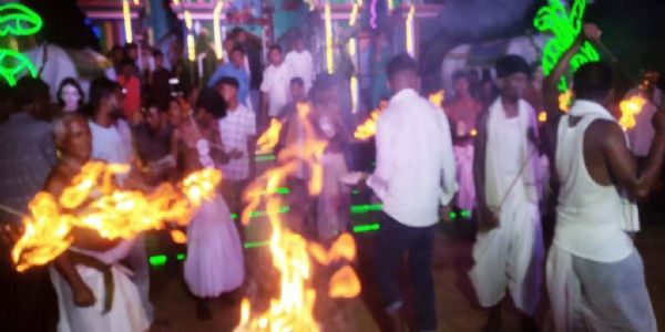 ଦହପାଣିଆରେ ମା’ ବାସୁଳିଙ୍କ ୧୦୩ ବର୍ଷର କଂଟାଫୋଡା ପରମ୍ପରା, ନିଆଁ ହୋଳା ଧରି ଅଂଟାରେ କଂଟା ଫୋଡି ନାଚନ୍ତି ପାଟୁଆ