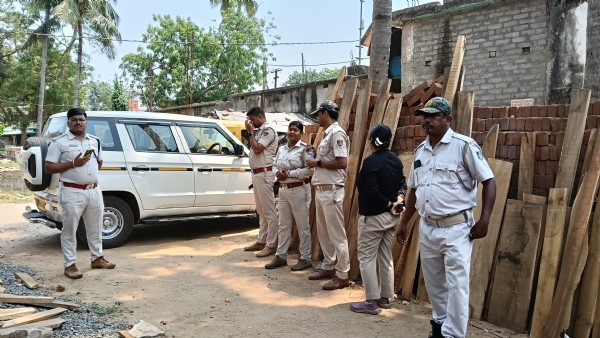 ବ୍ରହ୍ମବରଦାରେ ବେଆଇନ କାଠ ଡିପୋରେ ବନବିଭାଗ ସ୍କାର୍ଡ ପକ୍ଷରୁ ଆତର୍କିତ ଚଢାଉ : ବହୁ ମୂଲ୍ୟବାନ କାଠ ଜବତ