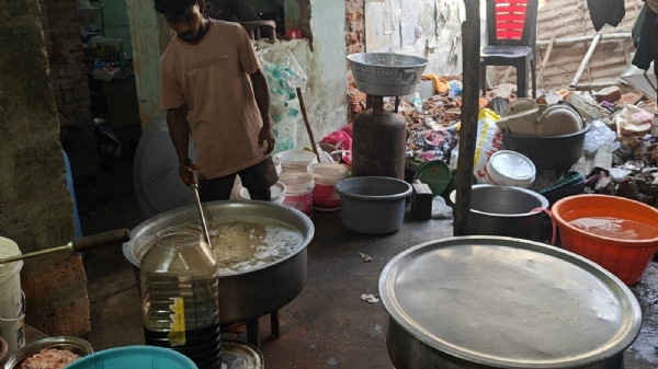 ହୋଟେଲ ରେ ପୋଡା ଇଞ୍ଜିନ ତେଲ ଜାଳି ରୋଷେଇ ,ବିଷାକ୍ତ ଧୂଆରେ ପରିବେଶ , ଖାଦ୍ୟ ଖାଇ