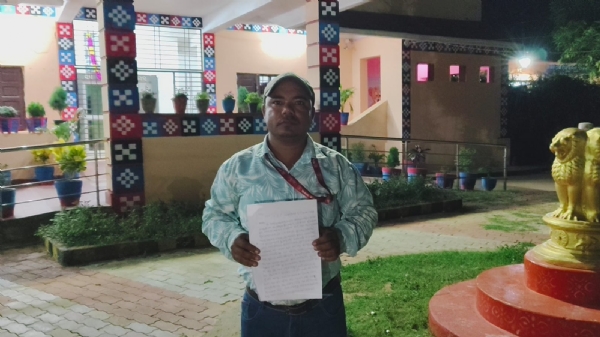 ଅସାମାଜିକ ଙ୍କ ଉନ୍ମୁକ୍ତ କାଣ୍ଡ ସାମ୍ବାଦିକ କୁ ଜୀବନରେ ମାରିଦେବା କୁ ଧମକ,, ଥାନାରେ ମାମଲା ( ଫଟୋ)   କେଶଦୁରାପାଳ୧୭।୪(ନି.ପ୍ର )ଅସାମାଜିକ  ଯୁବକ ଙ୍କ ଉନ୍ମୁକ୍ତ କାଣ୍ଡ,, ସାମ୍ବାଦିକ କୁ  ଜୀବନରେ ମାରିଦେବପାଇ ଦେଲେ  ଧମକ ଘଷିପୁରା ଥାନାରେ ମାମଲା.. ହୋଇଥିବା ଜଣାପଡିଛି ।. ସୂଚନାରୁ ପ୍ରକାଶ  ଗତକାଲି ସନ୍ଧ୍ୟା ସମୟରେ ଖବରଦାତା ମନୋଜ ବାରିକ ଙ୍କୁ ତିନି ଜଣ ଯୁବକ ମଦ ଦୋକାନରେ  ଚଢ଼ା ଦରରେ ମଦ  ବିକ୍ରି ହେଉଥିବା ସମ୍ପର୍କିତ ଖବର  ପ୍ରସାରଣ ପାଇଁ ଡାକିଥିଲେ। ସାମ୍ବାଦିକ ଜଣକ ଅଧିକ ଦରରେ ମଦ ବିକ୍ରି ହେଉଥିବା ପ୍ରମାଣ  ସମ୍ପୂର୍କ  ରେ  ତଥ୍ୟ ମାଗିବାରୁ ତିନିଜଣ ଅସାମାଜିକ ଯୁବକ ପଇସା ନେଇ ଖବର ଛାପୁଥିବା ସାମ୍ବାଦିକ ମାନେ ଯେତେବେଳେ ବି ଡାକିଲେ ଖବର ସଂଗ୍ରହ କରିବେ ବୋଲି କହିବା ସହ ଧକ୍କା ମାରି ଗୋଟେ ମଦ ବୋତଲରେ  ଜୀବନ ରେ ମାରିବାକୁ ଉଦ୍ୟମ କରିଥିଲେ। ସେମାନେ ଏକ ଥା ର ଗାଡ଼ିରେ ଆସିଥିବା ବେଳେ ଗାଡ଼ି ନମ୍ୱର୍ ଓଡି ୦୨ ଡି ଇ ୧୦୪୧  ବୋଲି ଜଣା ପଡ଼ିଛି । ଉକ୍ତ ଗାଡ଼ିରେ ଜଙ୍ଘାର ଗ୍ରାମର ପରେଶ୍ ଘଡେ଼ଇ ଙ୍କ ସହିତ  କିଛି ବ୍ୟକ୍ତି ମଧ୍ୟ ଥିଲେ। ସେମାନେ  ନାନାଦି  ଅଶ୍ଲିଳ ଭାଷାରେ ଗାଳି ଗୁଲଜ କରୁଥିଲେ । ସେତିକିବେଳେ ସାମ୍ବାଦିକ ମନୋଜ ତୁରନ୍ତ ଘସିପୁରା ଥାନା ଅଧିକାରୀ ଙ୍କୁ ସାହାଯ୍ୟ ପାଇଁ ଫୋନରେ ଜଣାଇଥିଲେ। କିନ୍ତୁ ଦୁଃଖର ବିଷୟ ରାତି ରେ ପୋଟ୍ରୋଲିଙ୍ଗ ଗାଡି ଓ ୧୧୨ ଗାଡି ବିପଦରେ ପଡିଥିବା  ଲୋକ ମାନଙ୍କୁ ତୁରନ୍ତ ସହାୟତା ଯୋଗାଇ ଦେବାକୁ ଥିବା ବେଳେ ଜଣେ ଥାନା ଅଧିକାରୀ ସାହାଯ୍ୟ ପାଇଁ କାହାକୁ ପଠାଇବା ପରିବର୍ତ୍ତେ ତୁମେ ଆସି ପ୍ରଥମେ ଥାନାରେ ଲିଖିତ ଅଭିଯୋଗ କର ତାପରେ ଦେଖିବା ବୋଲି  କହି ଦାଇତ୍ୱ ହୀନ ମନ୍ତବ୍ୟ ଦେଇଥିଲେ। ଯଦି ଜଣେ ଗଣମାଧ୍ୟମ ପ୍ରତିନିଧି ଦିପଦରେ ପଡି ଥାନା ଅଧିକାରୀମାନଙ୍କୁ ଫୋନ କରି ସହୟତା ନପାଏ ତାହାଲେ ସାଧାରଣ ଜନଜା କଣ ସେବା ପାଇପାରୁଥିବେ ଏଥିରୁ ସହଜରେ ଅନୁମେୟ କରାଯାଇ ପାରେ । ଏନେଇ ସଂପୃକ୍ତ ସାମ୍ବାଦିକ ଘସିପୁରା ଆନାର ଲିଖିତ ଭାବେ ଜଣାଇଥିଲେ ମଧ୍ୟ ଏପର୍ଯ୍ୟନ୍ତ ପୋଲିସ  ଅପରାଧୀ ଙ୍କ ଟେର ପାଉନଥିବା ଜଣାପଡିଛି ।