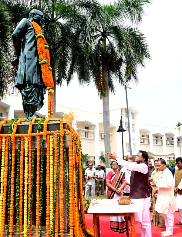 ବିଜୁ ବାବୁଙ୍କ ପ୍ରତିମୂର୍ତ୍ତିରେ ପୁଷ୍ପଗୁଚ୍ଛ ଅର୍ପଣ କରି ଶ୍ରଦ୍ଧାଞ୍ଜଳି ଜ୍ଞାପନ କଲେ ମୁଖ୍ୟମନ୍ତ୍ରୀ