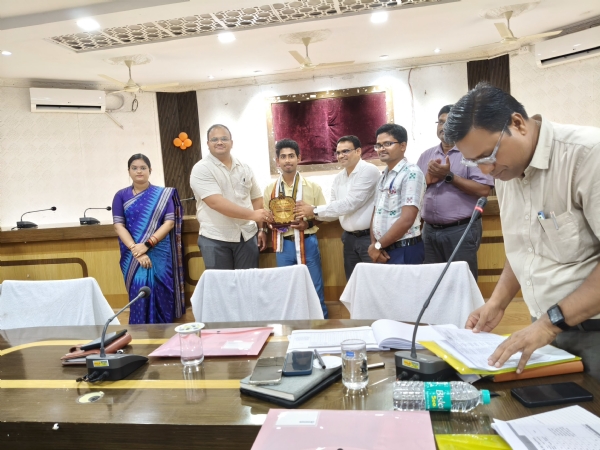 ମାଲକାନଗିରିରେ ସି.ବି.ଏସ୍.ଇ. ଦଶମ ଶ୍ରେଣୀ ମେଧାବୀ ଛାତ୍ରଛାତ୍ରୀମାନଙ୍କୁ ଜିଲ୍ଲାପାଳଙ୍କ ଦ୍ୱାରା ସମ୍ମାନିତ