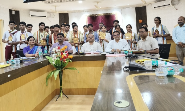 ମାଲକାନଗିରିରେ ସି.ବି.ଏସ୍.ଇ. ଦଶମ ଶ୍ରେଣୀ ମେଧାବୀ ଛାତ୍ରଛାତ୍ରୀମାନଙ୍କୁ ଜିଲ୍ଲାପାଳଙ୍କ ଦ୍ୱାରା ସମ୍ମାନିତ