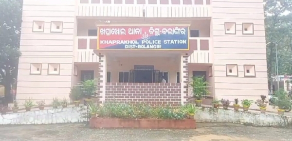 ପ୍ରେମ ବିଶ୍ବାସଘାତକତା ମାମଲା ଖପ୍ରାଖୋଲ ଷ୍ଟେଟ ବ୍ୟାଙ୍କ  କର୍ମଚାରୀଙ୍କ ବିରୋଧରେ ମାମଲା ରୁଜୁ, ଅଭିଯୁକ୍ତ ଫେରାର୍