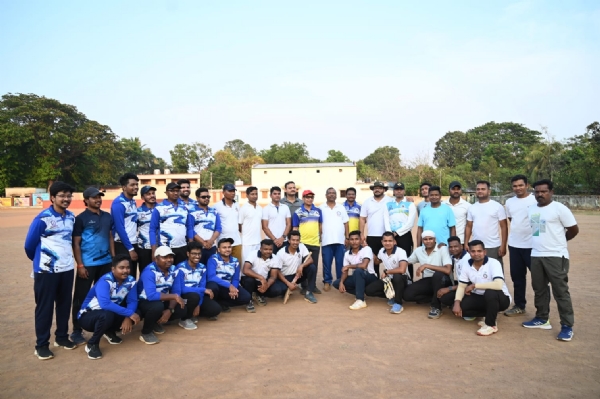 ଓଡ଼ିଶା ଦିବସରେ ପ୍ରଶାସନ ଓ ପୋଲିସ ଏକାଦଶ ମଧ୍ୟରେ ବନ୍ଧୁତ୍ୱପୂର୍ଣ୍ଣ କ୍ରିକେଟ୍ ମ୍ୟାଚ୍ରେ ପୋଲିସ-୧୧ ବିଜୟୀ