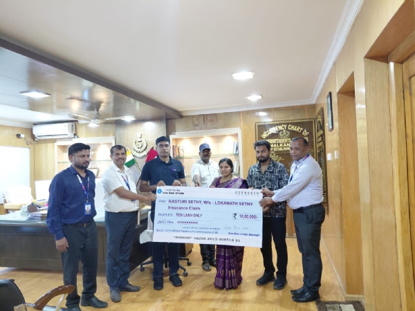 ଏସବିଆଇ ମାଲକାନଗିରି ମୁଖ୍ୟ ଶାଖା ତରଫରୁ ମୃତ୍ୟୁ ଜନିତ ବୀମା ରାଶି ପ୍ରଦାନ.