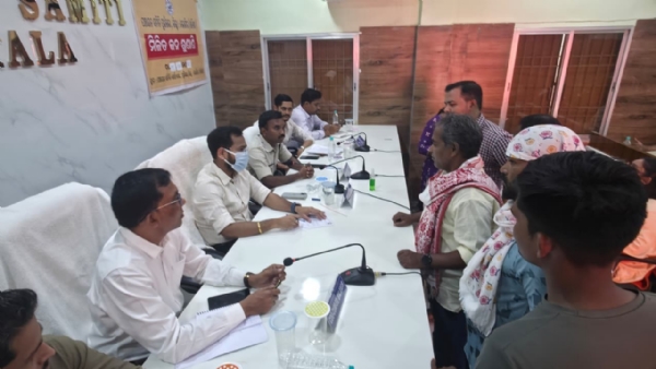 ପୁଇଁତଳା ରେ ବଲାଙ୍ଗିର ଜିଲ୍ଲାପାଳ ଓ ଆରକ୍ଷୀ ଅଧିକ୍ଷକଙ୍କ ଯୁଗ୍ମ ଜନ-ଅଭିଯୋଗ ଶୁଣାଣୀ