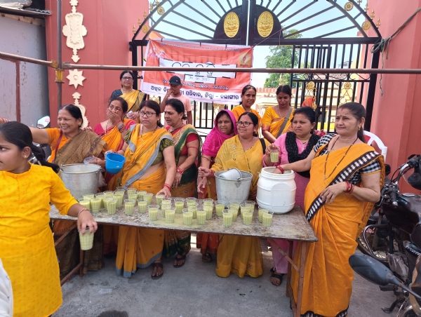 ଗାୟତ୍ରୀ ପରିବାରର ଦହି ପାଣି ବଣ୍ଟନ