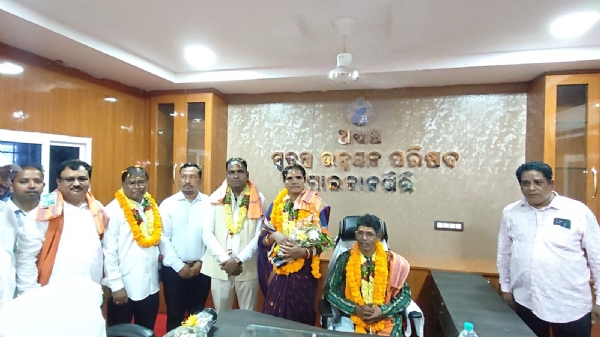 ମାଲକାନଗିରି ଜିଲ୍ଲା ସ୍ୱତନ୍ତ୍ର ଆଦିବାସୀ ଉନ୍ନୟନ ପରିଷଦର (ଏସଡିସି) ନୂତନ ଅଧ୍ୟକ୍ଷଓ ଉପାଧକ୍ଷା ଙ୍କ ଶପଥ ଗ୍ରହଣ