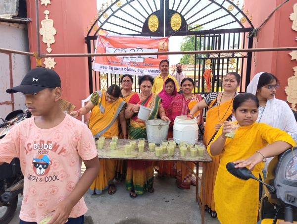 ଗାୟତ୍ରୀ ପରିବାରର ଦହି ପାଣି ବଣ୍ଟନ