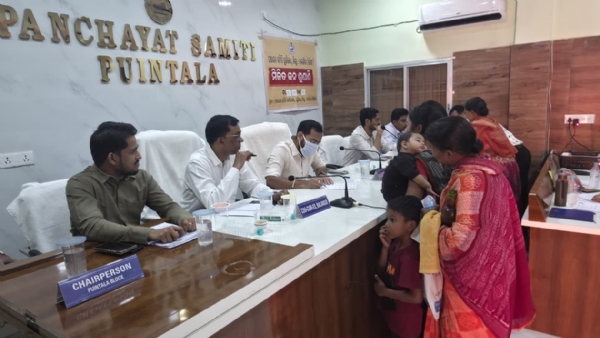 ପୁଇଁତଳା ରେ ବଲାଙ୍ଗିର ଜିଲ୍ଲାପାଳ ଓ ଆରକ୍ଷୀ ଅଧିକ୍ଷକଙ୍କ ଯୁଗ୍ମ ଜନ-ଅଭିଯୋଗ ଶୁଣାଣୀ