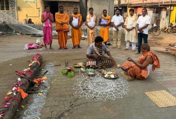 ଭୁବନରେ ରଥ କାଠ ଅନୁକୂଳ