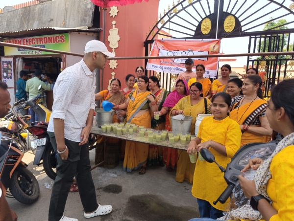 ଗାୟତ୍ରୀ ପରିବାରର ଦହି ପାଣି ବଣ୍ଟନ