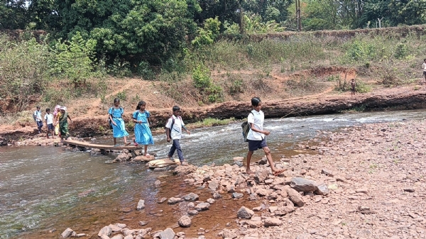 ବିଦ୍ୟାଳୟ ଯିବାକୁ ବିଜୁଳି ଖୁଣ୍ଟ ଭରଷା