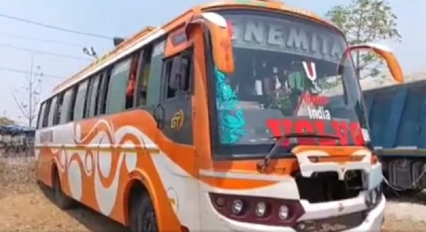 ପଶ୍ଚିମବଙ୍ଗର ମତଦାତାଙ୍କୁ କୁଚିଣ୍ଡାରେ ଅନ୍ବଷେଣ : ପରିମିଟ୍ ଓ ଓଭରଲୋଡିଂ ପାଇଁ ଜରିମାନା କାଟିଲା ଆରଟିଓ