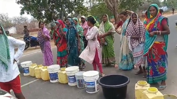 ନୂଆପଡ଼ା ଗ୍ରାମବାସୀ ଙ୍କ ପିଇବା ପାଣି ପାଇଁ ରାସ୍ତା ଅବରୋଧ