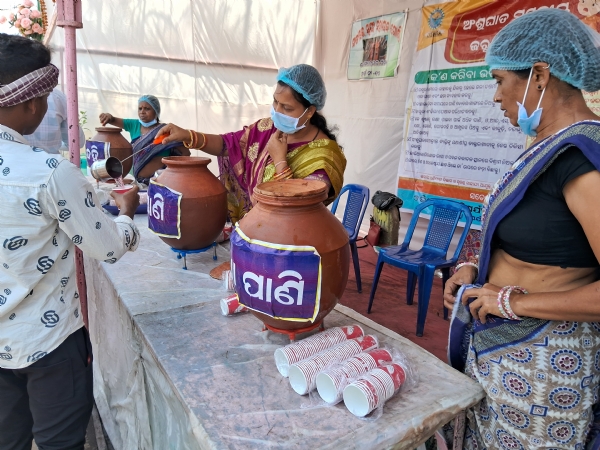 ବଲାଙ୍ଗିର ପୌରାଞ୍ଚଳ ରେ ଗ୍ରୀଷ୍ମକାଳୀନ ଜଳଛତ୍ର ଆରମ୍ଭ ଚାରିଟି ସ୍ଥାନରେ ଦହିପାଣି, ରସନା ବଣ୍ଟନ୍ଦ