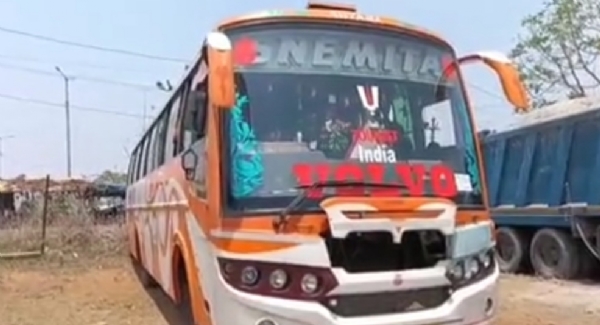 ପଶ୍ଚିମବଙ୍ଗର ମତଦାତାଙ୍କୁ କୁଚିଣ୍ଡାରେ ଅନ୍ବଷେଣ : ପରିମିଟ୍ ଓ ଓଭରଲୋଡିଂ ପାଇଁ ଜରିମାନା କାଟିଲା ଆରଟିଓ