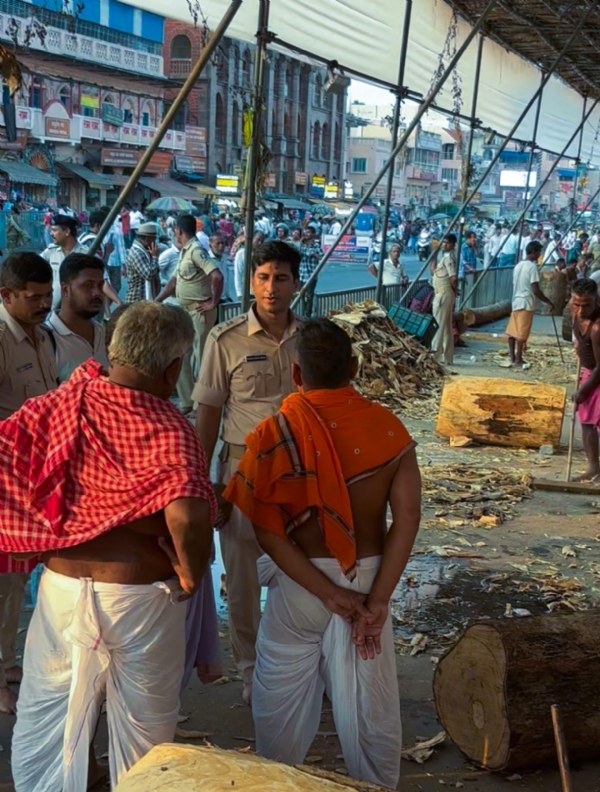 ପୁରୀ ଏସପିଙ୍କ ରଥଖଳା ପରିଦର୍ଶନ             ୨୪ ଘଣ୍ଟିଆ କଣ୍ଟ୍ରୋଲ ରୁମ ସ୍ଥାପନ ପୁରୀ,୨୪/୪-ରଥଯାତ୍ରା ୨୦୨୬ ପାଇଁ ପ୍ରସ୍ତୁତି ଜୋରଦାର ଭାବେ ଚାଲିଥିବା ବେଳେ ଶୁକ୍ରବାର ପୁରୀ ଏସପି ପ୍ରତୀକ ସିଂଙ୍କ ପରିଦର୍ଶନ କରିଥିଲେ । ପରିଦର୍ଶନ ସମୟରେ ଏସପି ଶ୍ରୀ ସିଂ ରଥ ନିର୍ମାଣ କାର୍ଯ୍ୟର ସେବକମାନଙ୍କ ସହ ଆଲୋଚନା କରିଥିଲେ। ଏଥି ସହ ରଥଖଳା ପରିସରରେ ଏକ ବିଶେଷ କଣ୍ଟ୍ରୋଲ ରୁମ ସ୍ଥାପନ କରାଯାଇଛି, ଯାହା ୨୪ ଘଣ୍ଟା କାର୍ଯ୍ୟରତ ରହି ରଥ ନିର୍ମାଣ ସମ୍ବନ୍ଧୀୟ କାର୍ଯ୍ୟକଳାପ ଉପରେ ନିରନ୍ତର ନଜର ରଖିବା ସହ ସମୟୋପଯୋଗୀ ପଦକ୍ଷେପ ନିବାହ କରିବ ଯାହାର ଏସପି ପୁରୀ ସମୀକ୍ଷା କରିଥିଲେ । ପୁରୀ ପୋଲିସ ରଥଯାତ୍ରା ସମୟରେ ସୁରକ୍ଷା, ଶୃଙ୍ଖଳା ଓ ସୁଚାରୁ ବ୍ୟବସ୍ଥା ପାଇଁ ସମ୍ପୂର୍ଣ୍ଣ ଭାବେ ପ୍ରତିବଦ୍ଧ ରହିଛି । ସିଟି ଡିଏସପି  ରଶ୍ମିରଞ୍ଜନ ମହାପାତ୍ର ମଧ୍ୟ ଉପସ୍ଥିତ ଥିଲେ।