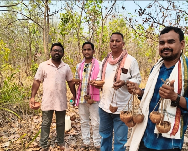 ଅଦରକାରି ନଡିଆ କାଂଚିରେ ନିର୍ମାଣ ହୋଇଛି ଜଳପାତ୍ର ପକ୍ଷୀଙ୍କ ପାଇଁ ଜଳଦାନ, ଅଭିନବ ପ୍ରୟାସରେ ୧୦୦ ଗୋଟି ଗଛରେ ଲଗାଇଲେ