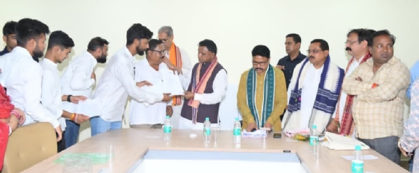 ମୁଖ୍ୟମନ୍ତ୍ରୀଙ୍କୁ ଭେଟିଲେ ବିଜେଡିପ୍ରତିନିଧିଦଳ.. ସୋନଗଡନଦୀରେ ଆଇଏସଏସ ବ୍ୟାରେଜ ସହ ବିଭିନ୍ନ ପ୍ରକଲ୍ପନେଇ ଦାବିପତ୍ର ପ୍ରଦାନ