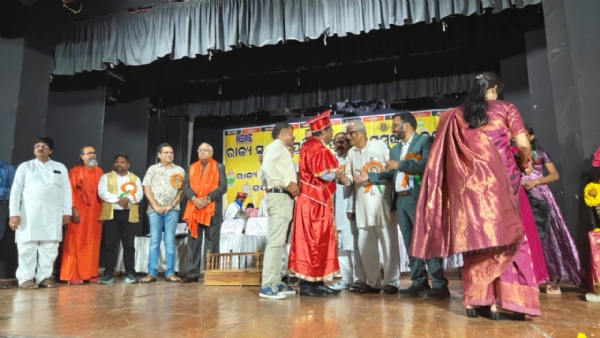 ରାଜ୍ୟ କଳା ଗବେଷଣା ଓ ପ୍ରଶିକ୍ଷଣ ପରିଷଦ, ଓଡିଶା ଏବଂ ଜୟଦେବ ସଂସ୍କୃତି ବିକାଶ ପରିଷଦ,ଭାରତ ତରଫରୁ ପ୍ରଦତ୍ତ ଉତ୍କଳ ନବରତ୍ନ ସମ୍ମାନ ରେ ସମ୍ମାନିତ ହେଲେ ସୁବର୍ଣ୍ଣପୁର ଜିଲ୍ଲାପାଳ ଡ ନୃପରାଜ ସାହୁ l