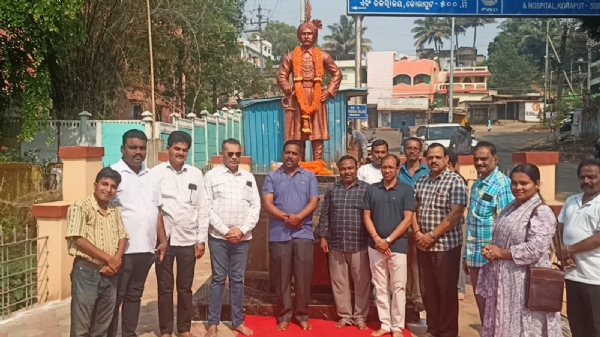 ପାରଳା ମହାରାଜା କୃଷ୍ଣଚନ୍ଦ୍ର ଗଜପତିଙ୍କ ଜୟନ୍ତୀରେ ପୁଷ୍ପମାଲ୍ୟାର୍ପଣ