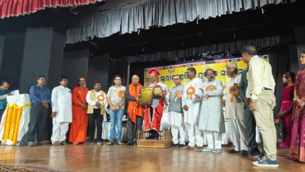 ରାଜ୍ୟ କଳା ଗବେଷଣା ଓ ପ୍ରଶିକ୍ଷଣ ପରିଷଦ, ଓଡିଶା ଏବଂ ଜୟଦେବ ସଂସ୍କୃତି ବିକାଶ ପରିଷଦ,ଭାରତ ତରଫରୁ ପ୍ରଦତ୍ତ ଉତ୍କଳ ନବରତ୍ନ ସମ୍ମାନ ରେ ସମ୍ମାନିତ ହେଲେ ସୁବର୍ଣ୍ଣପୁର ଜିଲ୍ଲାପାଳ ଡ ନୃପରାଜ ସାହୁ l
