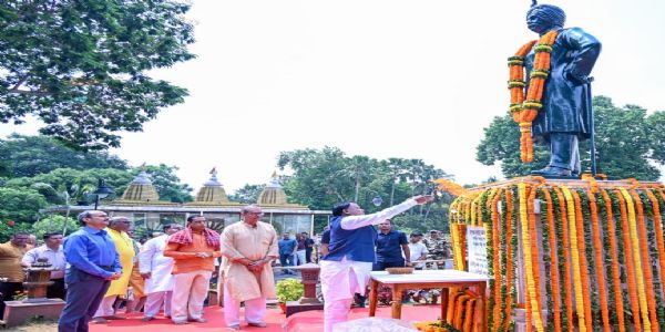 ମହାରାଜା କୃଷ୍ଣଚନ୍ଦ୍ର ଗଜପତି ନାରାୟଣ ଦେବଙ୍କ ପ୍ରତିମୂର୍ତ୍ତିରେ     ପୁଷ୍ପଗୁଚ୍ଛ ଜ୍ଞାପନ କଲେ ମୁଖ୍ୟମନ୍ତ୍ରୀ