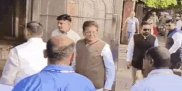 ପତ୍ନୀଙ୍କ ସହ ତାଜମହଲ ବୁଲିଲେ କେନ୍ଦ୍ର ଶିଳ୍ପ ଓ ବାଣିଜ୍ୟ ମନ୍ତ୍ରୀ     ପୀୟୁଷ ଗୋଏଲ