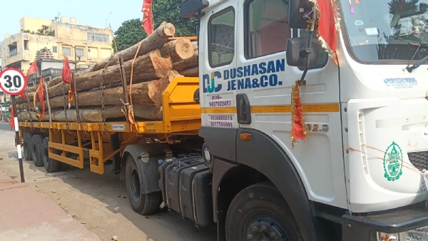 ରଥଖଳା ରେ କନ୍ଧମାଳ ରୁ ୨୩ ଖଣ୍ଡ ଧଉରା କାଠ ପହଁଚିଲା