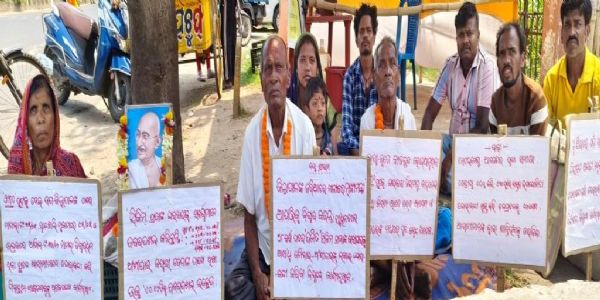 ଯାତାୟତ ରାସ୍ତା ଅବରୋଧ କରିବା ଅଭିଯୋଗରେ ସପରିବାରଙ୍କ ଧାରଣା