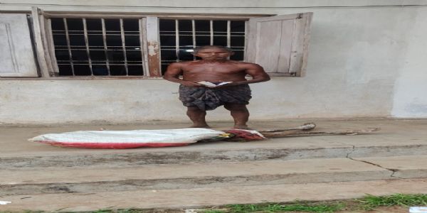 ବ୍ୟାଙ୍କ ସମ୍ମୁଖରେ ଭଉଣୀର ଶବ ରଖି ଟଙ୍କା ମାଗିଲା ଭାଇ