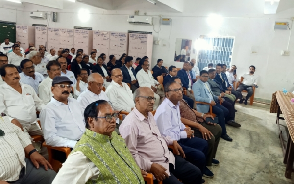 ଉତ୍କଳ ଗୌରବ ମଧୁସୂଦନ ଦାସଙ୍କ ଜୟନ୍ତୀକୁ ବଲାଙ୍ଗୀର ଜିଲ୍ଲା ଓକିଲ ସଂଘ ପକ୍ଷରୁ ଲୟର୍ସ ଡେ ପାଳନ ’