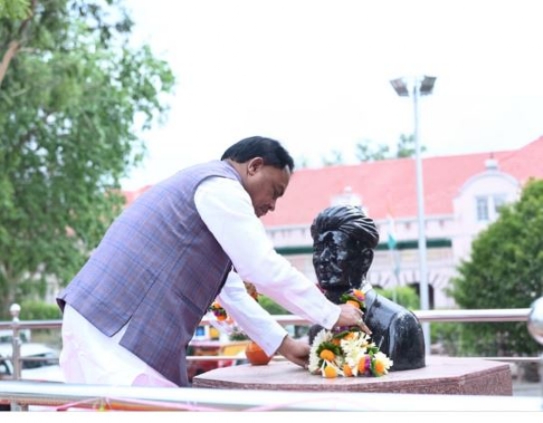 କେନ୍ଦୁଝର ଜିଲ୍ଲାପାଳଙ୍କ କାର୍ଯ୍ୟାଳୟ ପରିସରରେ ଥିବା ମଧୁବାବୁଙ୍କ ପ୍ରତିମୂର୍ତ୍ତିରେ ମାଲ୍ୟାର୍ପଣ କଲେ ମୁଖ୍ୟମନ୍ତ୍ରୀ