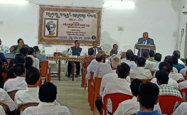 ଉତ୍କଳ ଗୌରବ ମଧୁସୂଦନ ଦାସଙ୍କ ଜୟନ୍ତୀକୁ ବଲାଙ୍ଗୀର ଜିଲ୍ଲା ଓକିଲ ସଂଘ ପକ୍ଷରୁ ଲୟର୍ସ ଡେ ପାଳନ ’