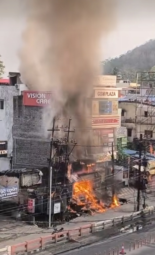 ଉଚ୍ଚଶକ୍ତି ସମ୍ପନ୍ନ ବିଦ୍ୟୁତ୍ ତାରରୁ ବିସ୍ଫୋରଣ, ଜଳିଗଲା ଦୋକାନ