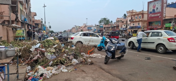 ସ୍ବଚ୍ଛ ପୁରୀ ଗର୍ବ ଆମରି ବଳଗଣ୍ଡି ଛକରେ ଅଳିଆ ପାହଡ