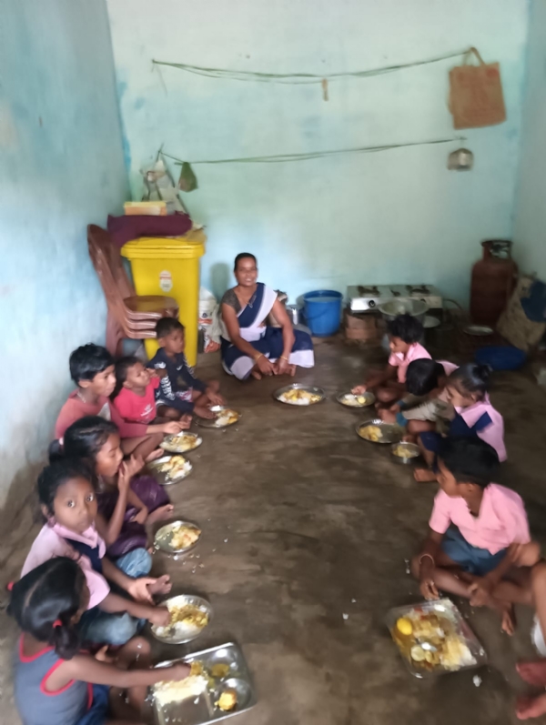 କୋମଳମତି ଅଙ୍ଗନବାଡି ପିଲାଙ୍କୁ  ଗ୍ରୀଷ୍ମପ୍ରବାହ ଛୁଟି ନାହିଁ