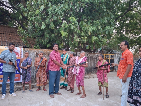 ଭାରତ ବିକାଶ ପରିଷଦ ପକ୍ଷରୁ  ନାରାୟଣ କୁଷ୍ଟାଶ୍ରମ ରେ  ଛତା ବଣ୍ଟନ