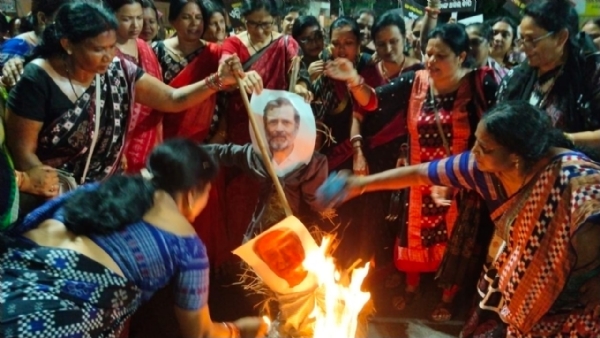 ସମ୍ବଲପୁରରେ ଜନ ଆକ୍ରୋଶ ମହିଳା ସମାବେଶ : ବିରୋଧି ଦଳ ଉପରେ ବର୍ଷିଲା ନାରୀ ସମାଜ