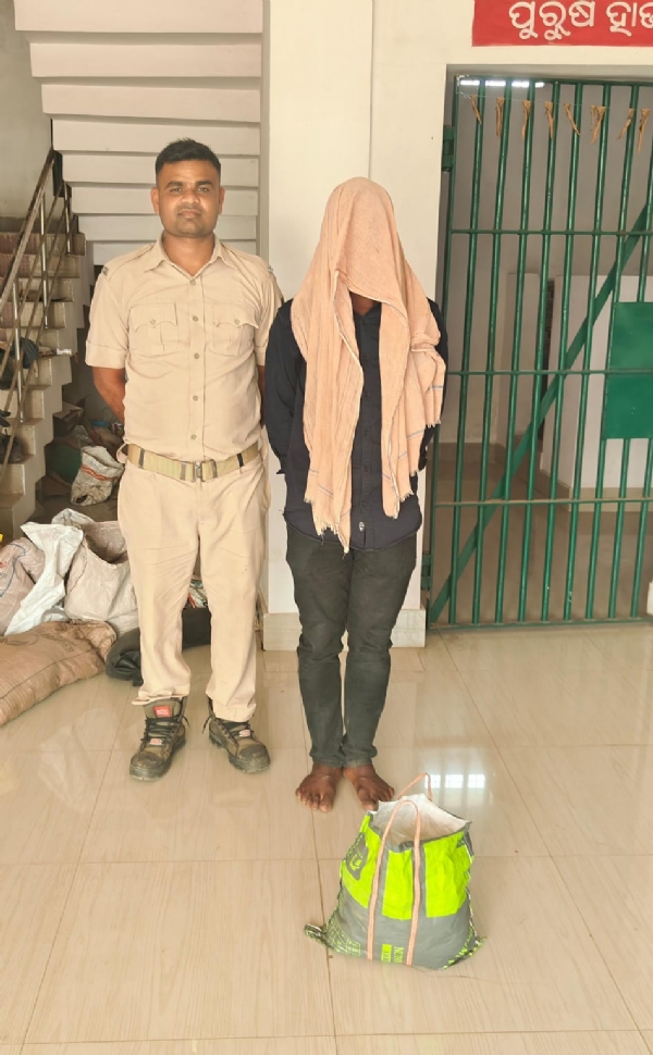 ଦେଶି ମଦ ଚାଲାଣ ବେଳେ ଚଢ଼ାଉ