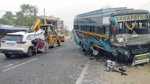 ଜାତୀୟ ରାଜପଥ ରେ କାର ଓ ବସ ମଧ୍ୟରେ  ଦୁର୍ଘଟଣା : ୧ ମୃତ, ୪ ଗୁରୁତର
